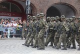 Przysięga żołnierzy 13. Śląskiej Brygady Obrony Terytorialnej w Nikiszowcu z prezydentem Andrzejem Dudą