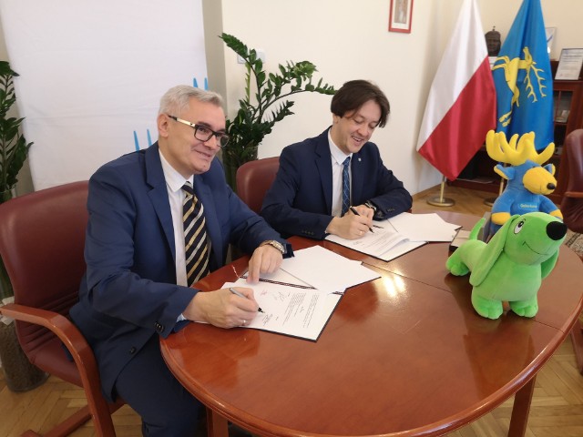 Umowę podpisali: burmistrz Piotr Kozłowski (z prawej) oraz dyrektor Krzysztof Musiał z Solarisa.
