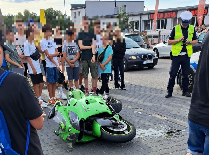 Wypadek motocyklisty w Bytowie. Osobówka uderzyła w kawasaki