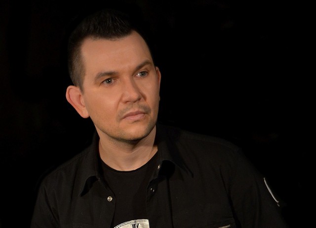 Paweł Mosiołek, wokalista z Radomia.