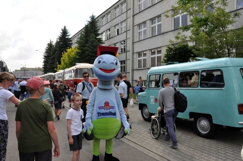 Zabytkowe autobusy paradowały ulicami Krakowa [ZDJĘCIA, WIDEO]