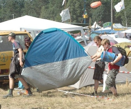 Widok woodstockowiczów, którzy przenoszą swój namiot, to na woodstockowym polu żadna nowość.