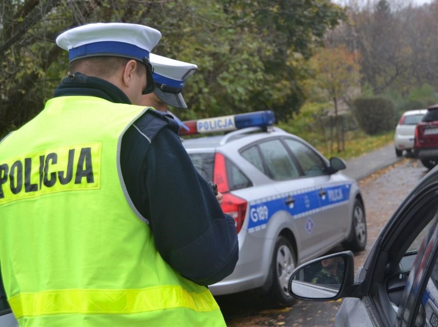 Policja kontroluje spaliny z samochodów. Akcja smog na drogach powiatu krakowskiego
