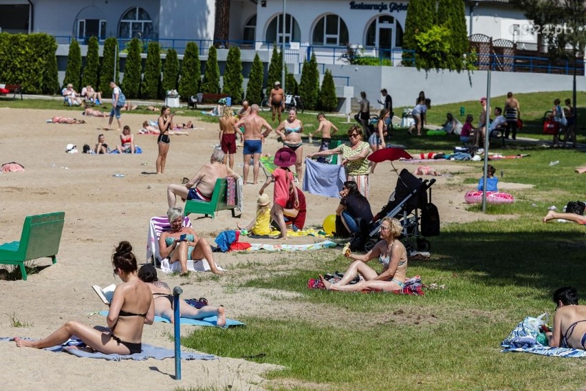 Pierwsi plażowicze na szczecińskich kąpieliskach. Pogoda sprzyja wypoczynkowi nad wodą. ZDJĘCIA