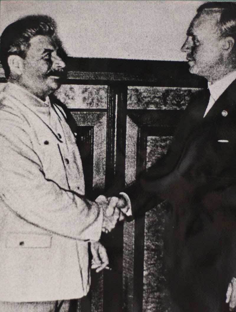 Józef Stalin i Joachim Ribbentrop po podpisaniu ukladu o...