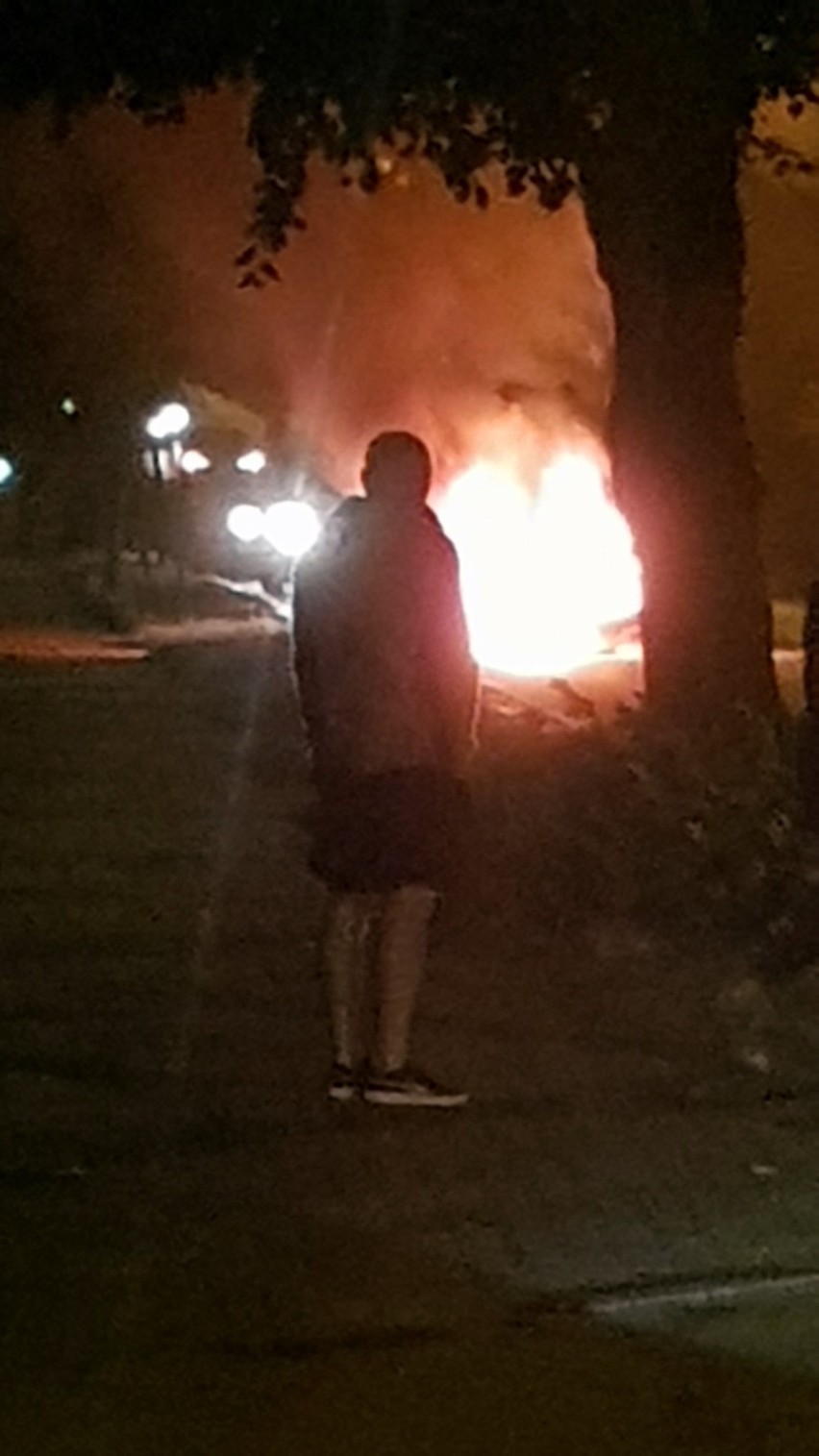 Nocny pożar samochodu przy ul. Szosa Polska [ZDJĘCIA] 