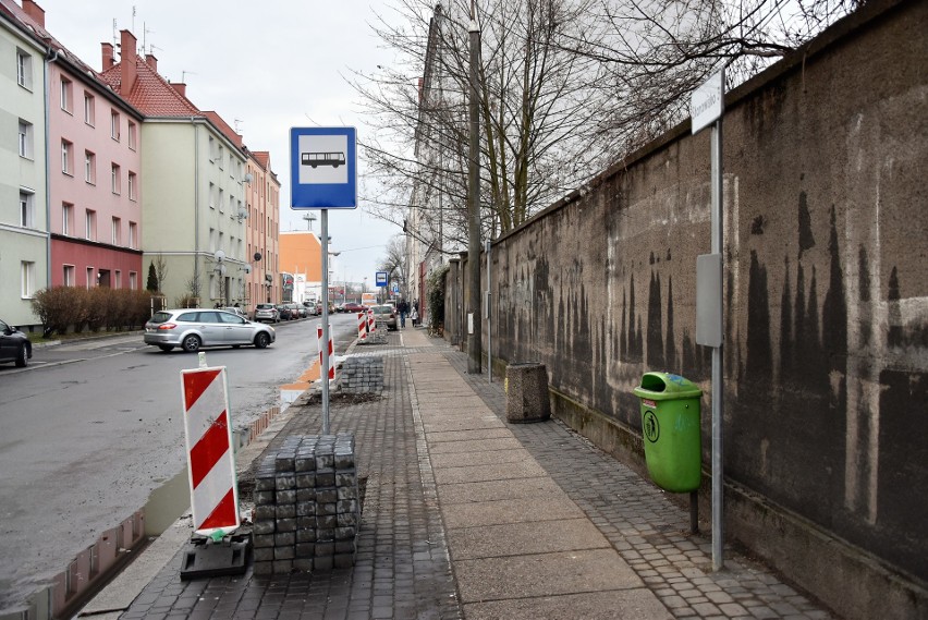 Drzewa nasadzone wzdłuż prawej strony ul. Dubois usunięto i...