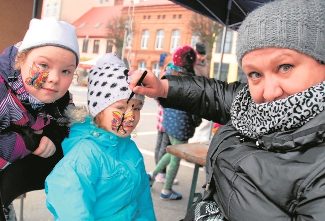 Ewa Tamulewicz z ośrodka kultury w Czaplinku maluje twarze Wiktorii i Dagmarze