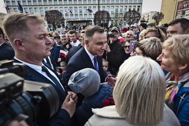 Po wizycie w Białogardzie, prezydent RP Andrzej Duda pojechał spotkać się z mieszkańcami Świdwina. Tutaj również mówił o gorącym ostatnio temacie strajku nauczycieli i potrzebie przeprowadzenia dialogu nie tylko na temat płac w oświacie, ale o całej przyszłości polskiego szkolnictwa. Przypomniał też, że dzień wcześniej podpisał ustawę, dzięki której emeryci i renciści na koniec miesiąca otrzymają tzw. "trzynastki". 