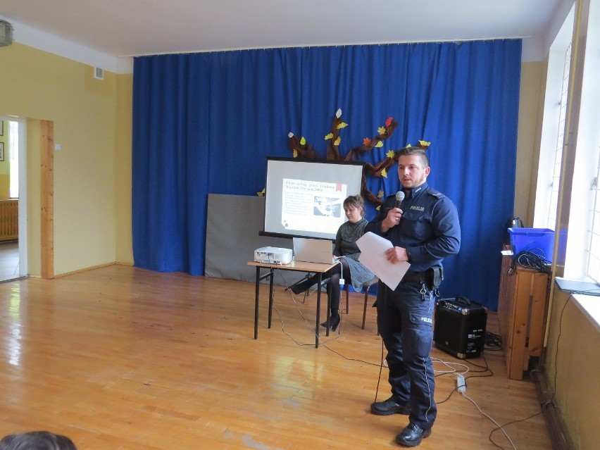 Sierżant Kuliński zaprezentował przykłady użycia przemocy w...