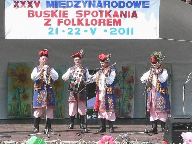 Ognistą "Polką od Piasku&#8221; - tak 35. Międzynarodowe Buskie Spotkania z Folklorem rozpoczęła Kapela Buskowianie.