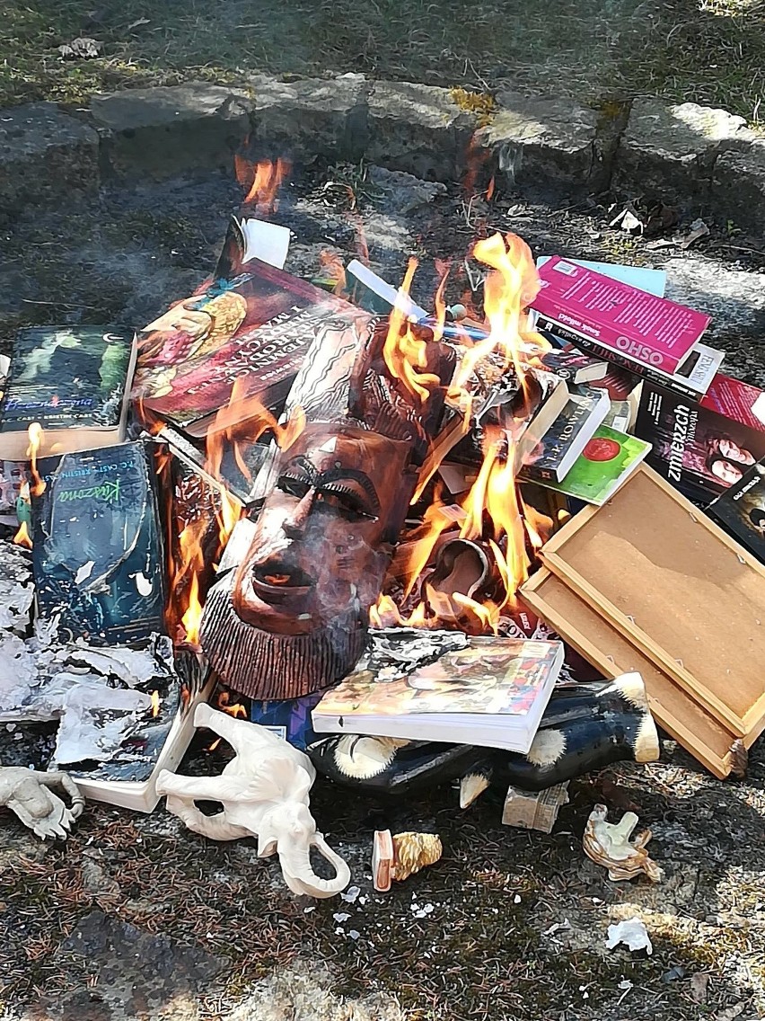 Spalono książki i figurki przed jednym z gdańskich kościołów. Spłonął "Harry Potter" i tradycyjna maska afrykańskich plemion 