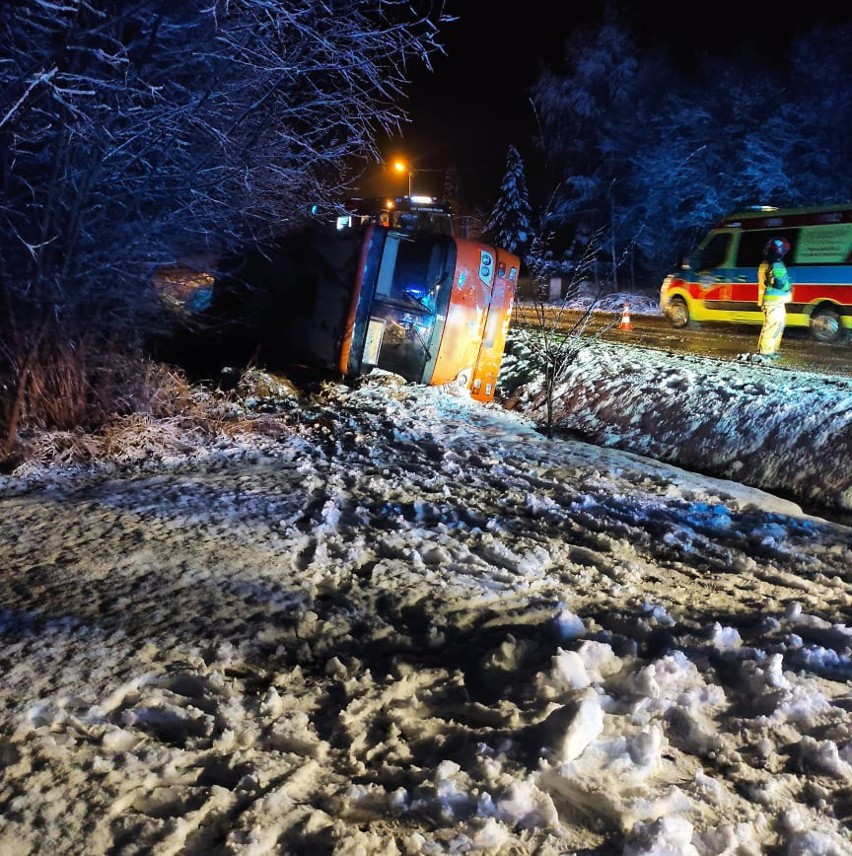 Wypadek autobusu w Hadlach Szklarskich. Poszkodowane zostały dwie osoby [ZDJĘCIA]