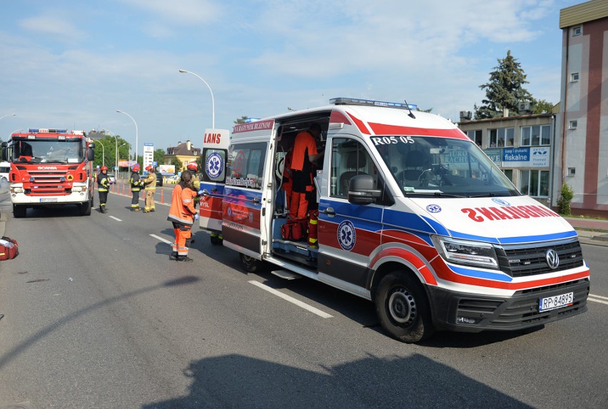 Wypadek w Przemyślu. Na ul. Lwowskiej kobieta wbiegła pod motocykl. Ranne dwie osoby [ZDJĘCIA]