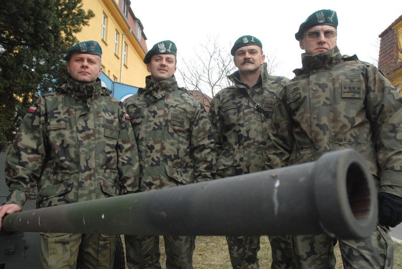 Od lewej: młodszy chorąży sztabowy Mariusz Gola, kapitan...