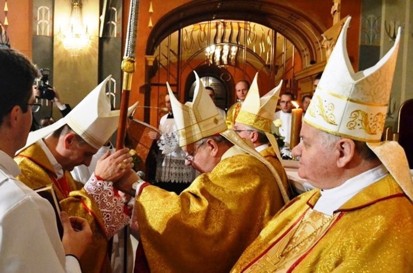 Bp Tadeusz Rakoczy (z prawej) był pierwszym ordynariuszem...