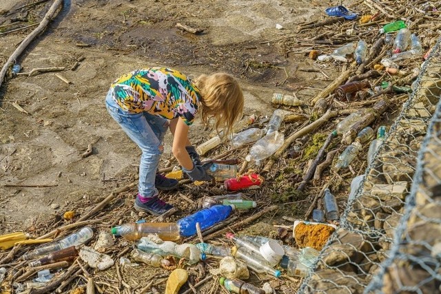 Śmieci w Jeziorze Rożnowskim to niekończący się problem władz i mieszkańców Gminy Gródek nad Dunajcem. Na zdjęciu akcja sprzątania brzegów akwenu zorganizowana przez fundację Nowe Kierunki w ubiegłym roku