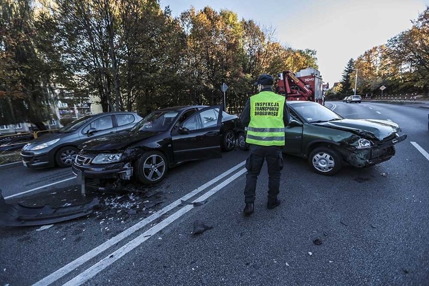 W wypadku, w którym uczestniczyły trzy samochody osobowe,...