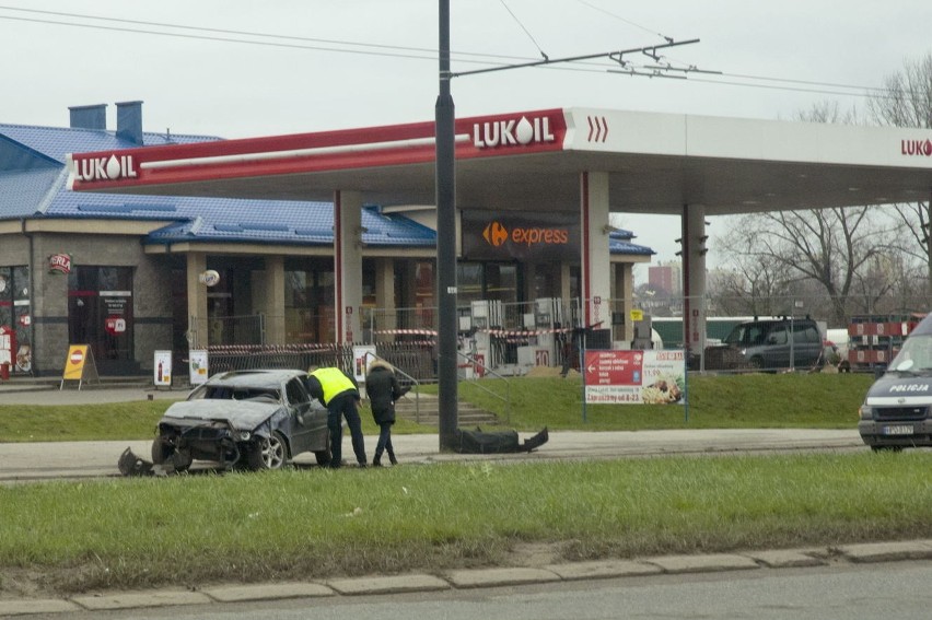 BMW dachowało na al. Unii Lubelskiej. Kierowca był nietrzeźwy (FOTO)