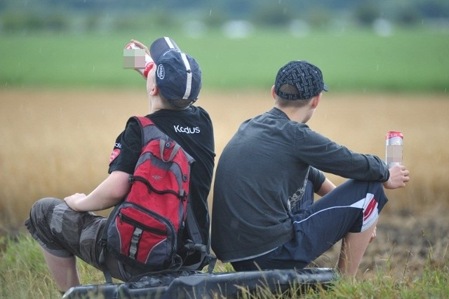 Młodzi najchętniej sięgają po piwo i wódkę. Co piąty gimnazjalista i co trzeci uczeń szkoły ponadgimnazjalnej przyznaje się, że w ciągu miesiąca przynajmniej raz się upił. Ta ponura statystyka dotyczy zarówno chłopców jak i dziewcząt.