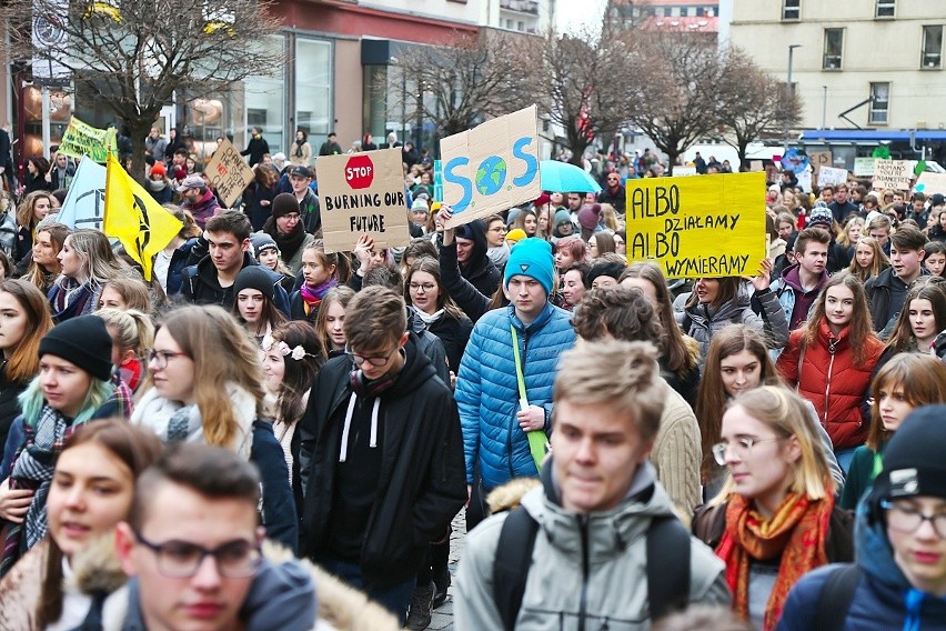 Młodzieżowy strajk klimatyczny w centrum Wrocławia. Uczniowie przeszli Świdnicką (ZDJĘCIA)