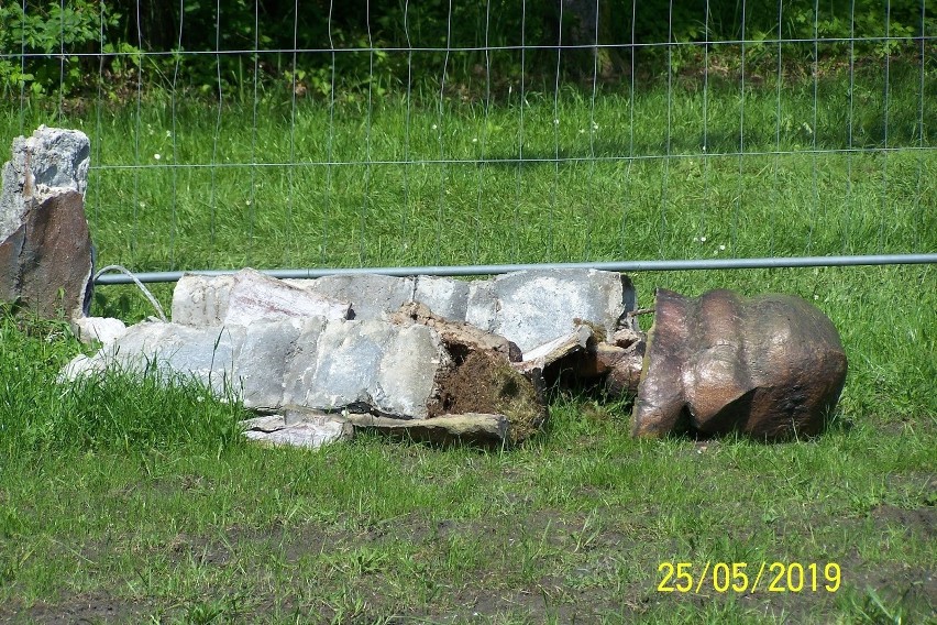 Tyle pozostało z pomnika w parku leśnym na Muchowcu