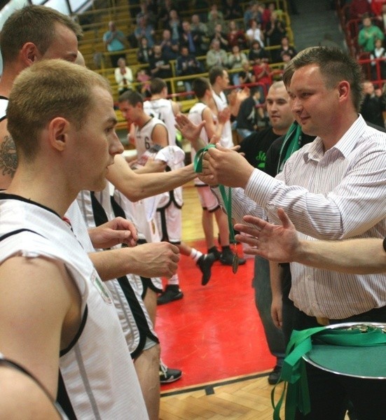 Jacek Faraś (z prawej), wręczał w ubiegłym sezonie wraz z kibicami Stali pamiątkowe medale stalowowolskim koszykarzom za awans do ekstraklasy