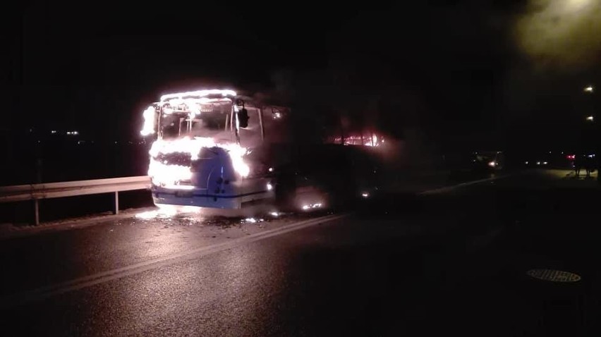 Autobus stanął w płomieniach, następnie uderzył w niego...
