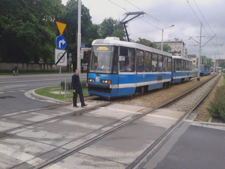 Wrocław: Wypadek na Pułaskiego. Zderzenie tramwaju z samochodem (ZDJĘCIA)
