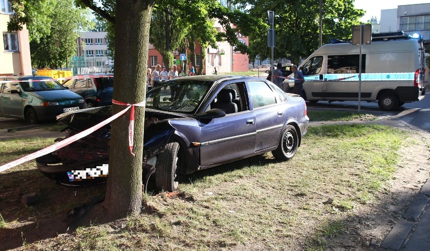 Groźny wypadek na Grota Roweckiego w Łodzi. Pijany kierowca uderzył w drzewo [ZDJĘCIA]