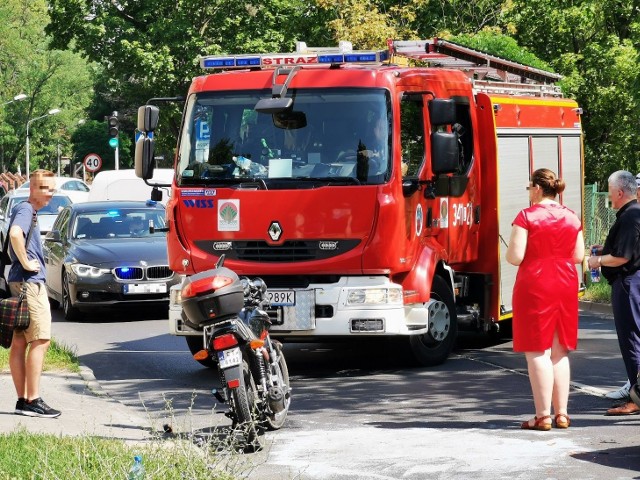 Wypadek przy ul. św. Józefa w Toruniu. Doszło do zderzenia motorowerzysty z samochodem osobowym. Na miejscu pracują służby ratunkowe. Są utrudnienia w ruchu.Przypomnijmy, że to kolejny wypadek na tej ulicy w ostatnich dniach. W ub. środę w okolicach sklepu Lidl doszło do potrącenia rowerzysty przez samochód ciężarowy. Więcej TUTAJ- Samochód osobowy marki Skoda skręcał z ul. św. Józefa w lewą stronę i nie ustąpił pierwszeństwa przejazdu 43-letniemu motorowerzyście. Na razie policjanci na miejscu zdarzenia wykonują czynności. Motorowerzystę przewieziono do szpitala, gdzie przechodzi niezbędne badania. Po diagnozie będziemy mogli stwierdzić czy zdarzenie może być zakwalifikowane jako kolizja lub wypadek - mówi Wioletta Dąbrowska z Komendy Miejskiej Policji w Toruniu. POLECAMY | Dołącz do na Facebooku:Wypadki i utrudnienia - Kujawsko-Pomorskie;nf