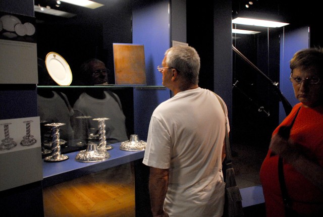 Na wawelskiej wystawie nie brakuje cennej porcelany, a także sreber