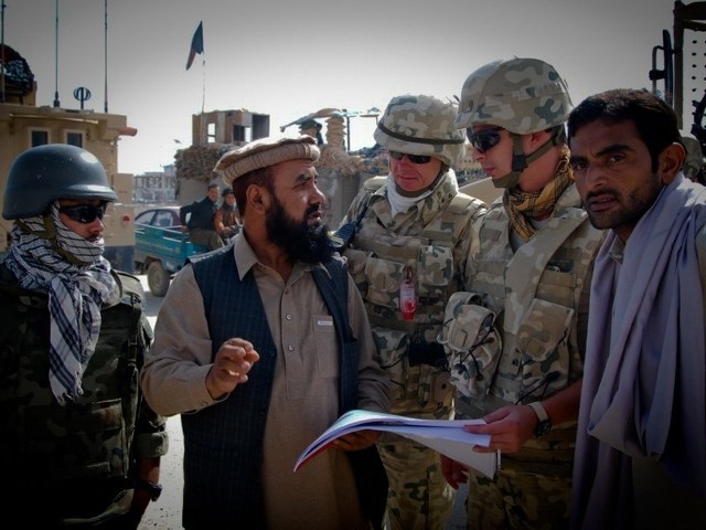 Polscy żołnierze z zespołu PRT konsultują jedną z inwestycji z mieszkańcami Ghazni