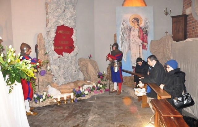 Wielu sandomierzan tradycyjnie nawiedzało Groby Pańskie w kościołach. Straż przy grobie w bazylice katedralnej pełnili rycerze.