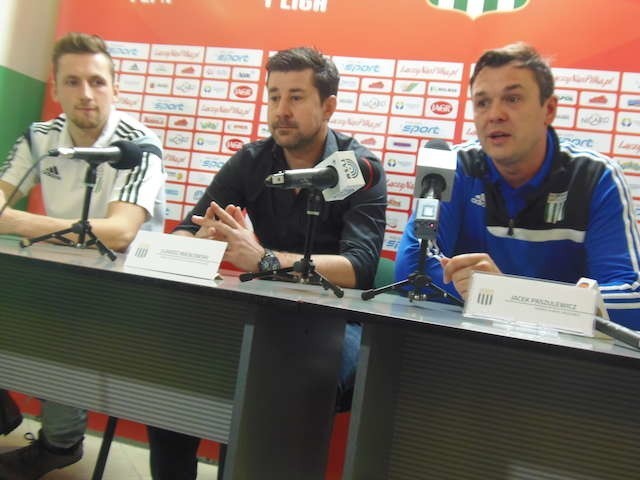 Trener Jacek Paszulewicz (z prawej) powiedział po meczu, że...