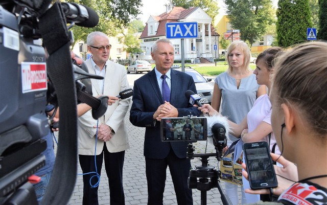 Konferencję prasową w sprawie darmowych przewozów seniorów zorganizowano na postoju taksówek