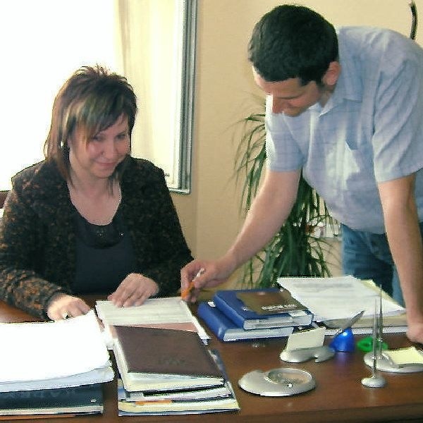 Naczelnik Elżbieta Pokrzywnicka omawia  jedno z zeznań z Maciejem Kastnerem,  kierownikiem Działu Ogólnego Urzędu  Skarbowego