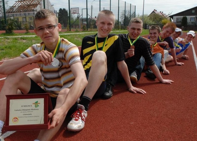 Srebrni medaliści Lubuskiej Olimpiady Młodzieży cieszą się ze swojego sukcesu