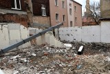 Gruzowisko w miejscu Tawerny Zorba w Opolu. Zostały tylko kawałki budynku