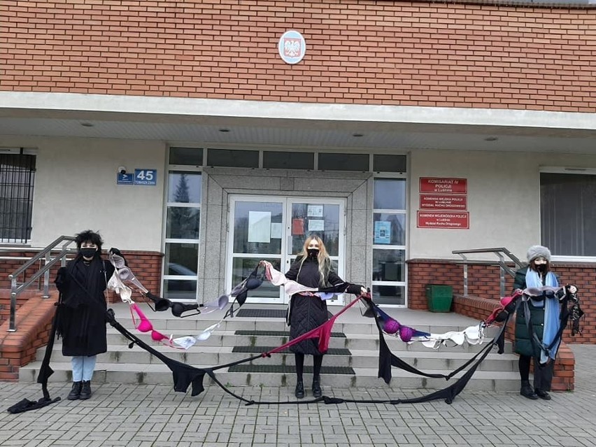 Z zaplecionymi biustonoszami protestowały pod komisariatami policji w Lublinie. To wyraz sprzeciwu wobec przemocy funkcjonariuszy