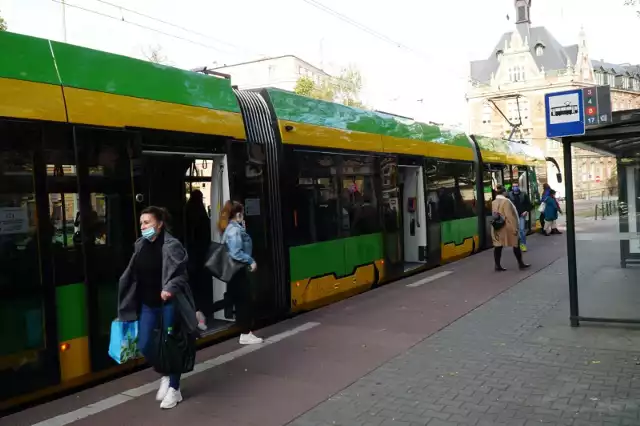 Do sierpnia 2022 roku we wszystkich pojazdach komunikacji miejskiej w Poznaniu zostaną zainstalowane urządzenia, które pozwolą pasażerom zapłacić za przejazd kartą płatniczą.