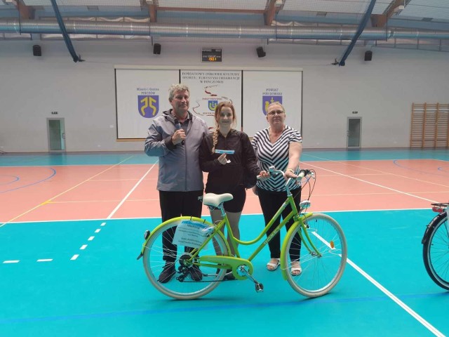 Szczęśliwcy wylosowali rowery ufundowane przez panią Irenę Moskwę z rodziną oraz Zarząd Powiatu Pińczowskiego