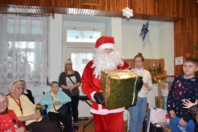 Święty Mikołaj odwiedził Domy Pomocy Społecznej w Kluczborku i obdarował jego mieszkańców prezentami.