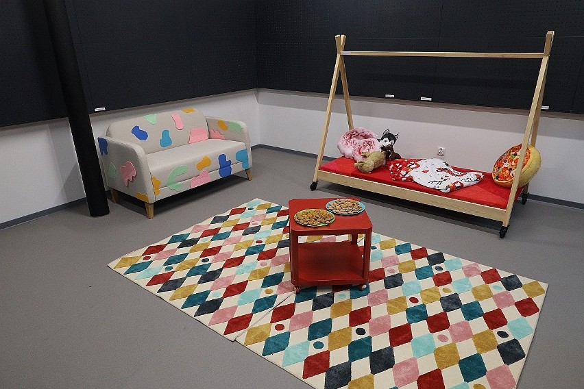 Pokój jest kolorowy i ma wiele sensorycznych akcesoriów.