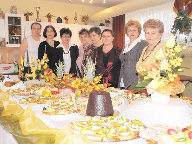Panie z Wierzchosławic - uczestniczki kursu gastronomicznego i ich potrawy