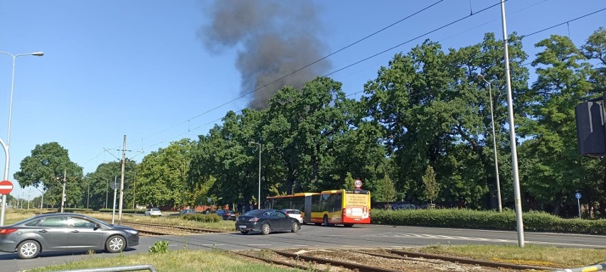 Dym pochodzi z płonącego samochodu osobowego przy ul. Lotniczej we Wrocławiu