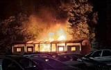 Nocny pożar w Toruniu przy ul. Łyskowskiego. Spłonęła wiata [VIDEO]