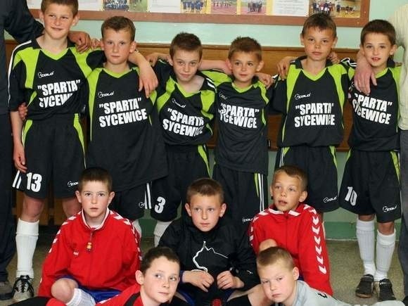 Realizuje się bordowo-niebieski sen młodych piłkarzy Sparty Sycewice.