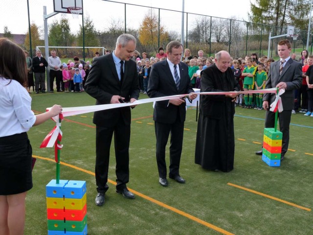 Przecięcie wstęgi na otwarcie boiska.