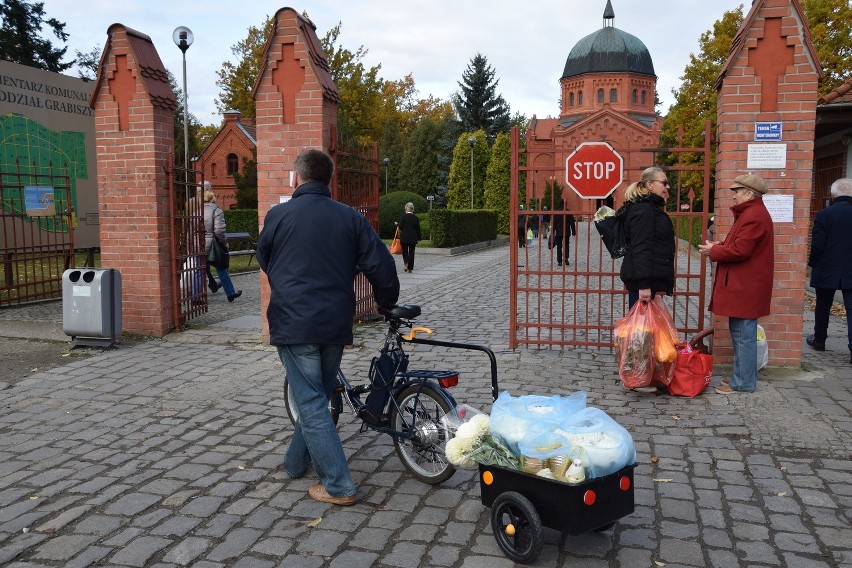 Porządki na cmentarzach. Tak jest na Grabiszynku [ZDJĘCIA]